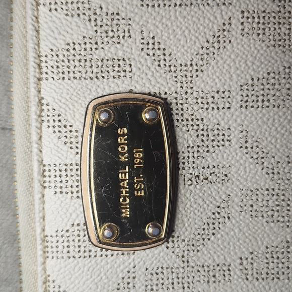 Michael Kors Cream Wallet - Picture 3 of 13